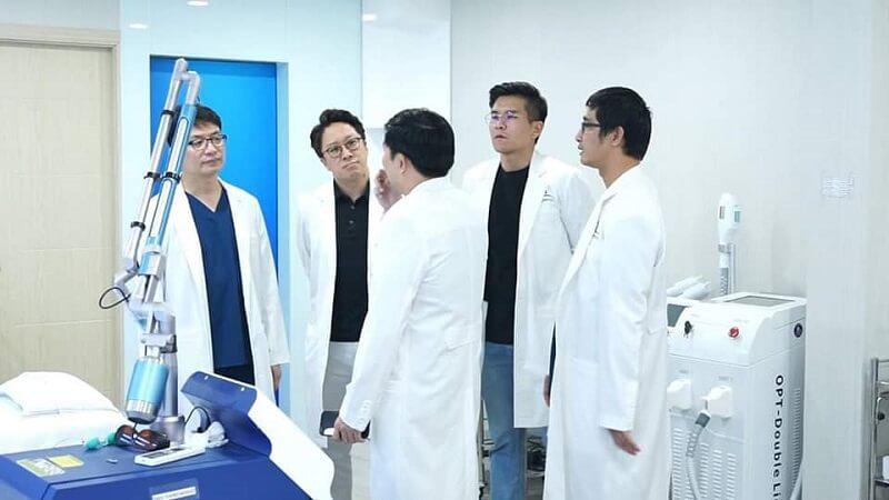 Bác sĩ Hàn Quốc hội chuẩn trước phẫu thuật